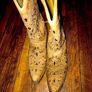 Tan Inlay corral boots! Size 6.5